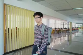 #c位抖肩舞 let's dance！看我科学霸抖肩来袭！ @抖音校园视频封面