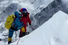 登顶珠峰后，是原路下撤的，平缓的地方就这样抓着绳子下，比较危险的地方使用下降器。视频封面