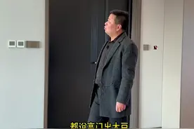 高门出大户，但是入户门低了怎么办？加到顶的望板就可以，记住一定要到顶#装修 #现代轻奢 #门 #入户门 #银星全屋定制视频封面