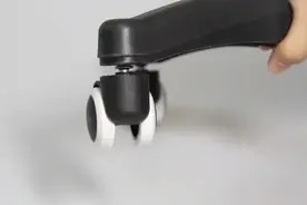 电脑椅升降转椅轮子安装拆卸