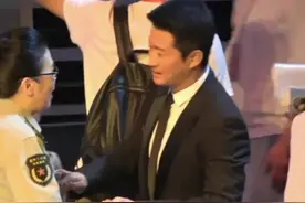 #吴京 #张一山 对视后拥抱在一起，体现出来感情很好！最后吴京对张一山说了句 你怎么剃光头了视频封面