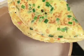 家里有面粉和鸡蛋的，跟我一起做好吃的鸡蛋饼吧#鸡蛋饼#鸡蛋薄饼#跟着抖音学做菜#疫情下的生活视频封面