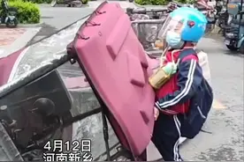 电动三轮车被风吹倒在地，7岁男孩主动上前将车扶起#正能量视频封面
