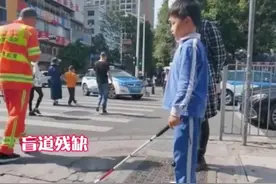 妈妈教盲童走盲道，不足两米的路走了十分钟#心疼 #加油孩子视频封面