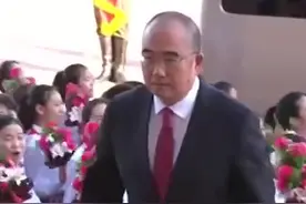 突然觉得泪目……张定宇步履蹒跚走入人民大会堂！致敬！#全国抗击新冠疫情表彰大会视频封面