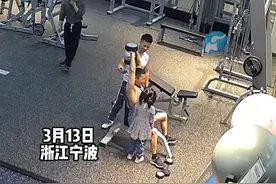 当举铁时身边有个调皮小朋友，男子被挠胳肢窝时教练都慌了，网友：锻炼身体同时锻炼意志力。#死性不改粤语#周口观察【来源@逆形健身火火】视频封面