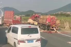 江门大道今天发生交通事故，看情况应该是追尾了。注意安全视频封面