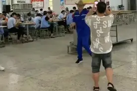 工厂已经管不住小哥哥小姐姐了，在车里热舞直播视频封面