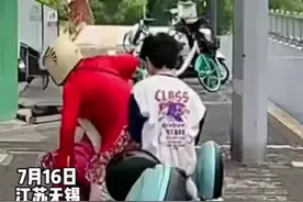7月16日，江苏无锡。离谱！孩子坐后座抱手机打游戏，妈妈用力推电瓶车前行。你对这事怎么看？视频封面