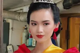 她来了她来了，她的国模冠军造型来啦#国模造型挑战 #三十年前国模造型再现 #复古 #壶提提视频封面