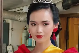 她来了她来了，她的国模冠军造型来啦#国模造型挑战 #三十年前国模造型再现 #复古 #壶提提视频封面