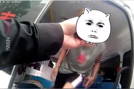 野生菌中毒的另一种反应：致幻后情绪激动！一家三口吃“见手青”，母子中毒情绪激动引发口角，父亲无奈报警求助。#社会百态 #野生菌中毒 视频封面