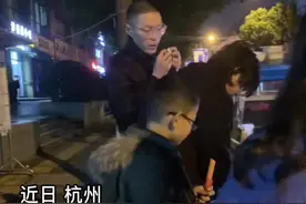 男孩当着城管的面要求小摊摊主炸串，摊主：……#我当时害怕极了 #吃货 #别人家的孩子 视频封面