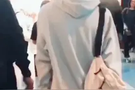 王一博的包洗啦!先是吃香蕉被盯，然后又被发现包脏了，我们酷盖不要面子的吗？今天就把包洗了给你们看一下#王一博视频封面