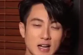 #吴尊一家搬到中国定居，此前在采访中吴尊称原本计划带儿女去澳洲读书，因为疫情的原因选择了中国，打算让儿子和女儿好好学习中国文化。看来咱们国家对疫情的防控能力是有目共睹的。视频封面