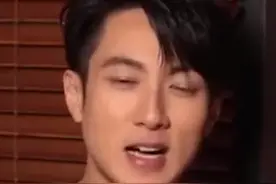 #吴尊一家搬到中国定居，此前在采访中吴尊称原本计划带儿女去澳洲读书，因为疫情的原因选择了中国，打算让儿子和女儿好好学习中国文化。看来咱们国家对疫情的防控能力是有目共睹的。视频封面