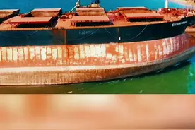 航拍18万吨远洋货轮，在海上35年。到期强制报废冲滩上岸全过程！#中国海员#国际海员#远洋货轮#拆船冲滩 #到期报废