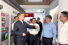 黄山市市长孙勇周日到深渡镇走访交流。视频封面