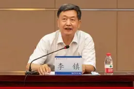 #出彩镇平人 李镇，现任河南省人民政府外事侨务办公室党组成员、省人民对外友好协会专职副会长。信息来源：百度百科#如花似玉锦绣镇平 视频封面