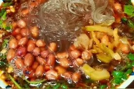 一道特别好吃的酸辣粉 家里有粉条就能做  特别简单#美食分享#自制酸辣粉 #酸辣粉 @DOU+小助手 视频封面