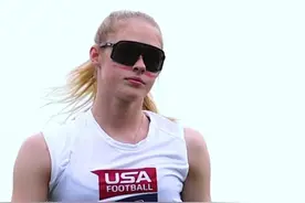 打橄榄球的女孩就是很 飒  我们真的不用去纠结穿什么裤子 有好的教练 训练够用心 我们的女孩一样也可以这样 飒 #美式橄榄球#橄榄球#腰旗橄榄球#女子腰旗橄榄球