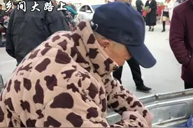 农村大爷卖狗很霸气，少300块钱别想买，自言说道自家好狗不愁卖