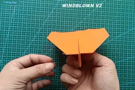 一张正方形折纸如何叠一个可以飞得更久的#纸飞机 ，挑战100种