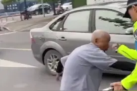 杭州交警通报老人被喷警用辣椒水：涉事民警停职接受调查视频封面
