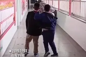 10岁男孩暖心陪护腿疾同学四年：交给别人不放心视频封面