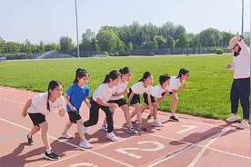 单板竞速滑雪队田径测试 小学二年级 1000米测试 张嵩禹4分37秒视频封面