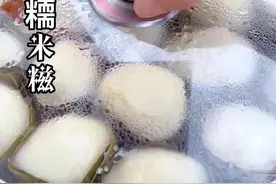 祖祖辈辈传承下来的情怀，用芭蕉叶包裹的糯米团子，清香软糯#糯米糍粑 #地方特色美食 #民间传统美食 #农村美食 #简单美食 @抖音短视频视频封面