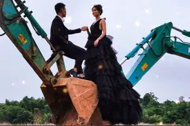 要嫁就嫁开挖机，这不期待这样的婚礼吗？#婚礼 #挖掘机 #婚纱照 @抖音短视频 #网络中国节视频封面