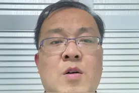 房龄超过15年，这样的老房子坚决不能买，如果没有特别好的学区，这样的房子是坚决不要买的。主要呢有以下三点原因，第一，历史无数次的告诉我们，楼市整体上涨的时候，他比谁长得都慢，那楼市整体下降的时候呢，它比谁跌的都快。那么第二，房龄超过15年的老旧小区啊，一般的物业管理相对来说比较差，或者说根本没有物业，人车不分流，居住体验感非常的差，除非这个小区处于城市的核心地段，配套极其完善，不然的话，无论你降多少钱都不好卖。第三，也是大家很少了解的一点，太长的楼龄的老房子基本上没有了金融属性，大部分的银行都不愿意再接受他作为抵押物，进行贷款啦，那有人就说了，我家的楼龄已经超过十五年了，应该怎么办！现在立刻马上走进我的直播间，我们一起来讨论！视频封面