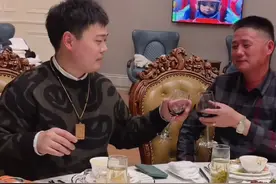 来老丈人碰个杯#梅尼耶碰杯 @Q宝、🍉视频封面