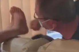 9月17日 #湖南怀化 #男子睡觉把脚放前排女子头上 多次沟通无果后同伴出手教训