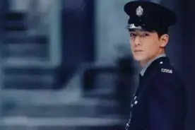 有谁能拒绝穿警服的吴彦祖长头发冯德伦坏笑的伊子维 #港星男神