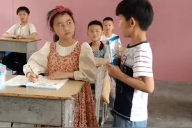 看出男生和女生在班级中的地位谁更胜一筹！#乡村教师 #记录校园生活 #可爱的学生 #男女生的区别 视频封面