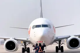 机务小哥指挥山东航空✈️进入停机位 最后一个动作你知道是什么意思吗？