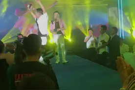 两位亲生兄弟开演唱会，哥哥49岁弟弟46岁，他俩加起接近一百岁，但最热情的还是女粉丝#音乐魅力老腊肉魅力#美的鹭湖水上世界音乐节前夕演唱会@佛山雄仔-婚礼主持谭锦雄视频封面