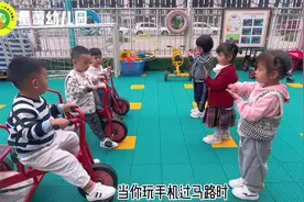 幼儿园公益短片——过马路不玩手机 可爱出演：小一班宝宝 拍摄视频封面