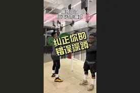 对于大部分的初学者，我更推荐前侧负重，包括高脚杯深蹲泽奇深蹲与颈前深蹲#健身#运动#力量训练#科学训练#老王体能康复