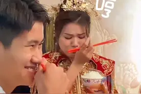 弟弟送姐姐出嫁，吃饭时不停憋笑，就差把饭喷在对方脸上了。#婚礼搞笑瞬间 #结婚趣事 #姐弟日常 来源：@暖暖想开了、 视频封面