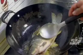 男子拍视频记录做红烧鱼，翻面时鱼突然在锅中“蹦跶”。这这这这...这鱼...是什么情况？#神操作 #做菜我是认真的 #惊呆了 视频封面