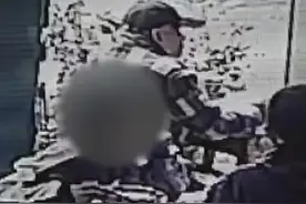 男子吃面时突然抽搐，隔壁桌的好心人一个箭步冲了上去。视频封面