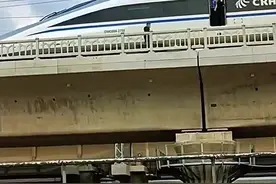 高铁半路临时停车，随车技术员下车检修，你见到过么？#高铁 #交通强国铁路先行 #CRH和谐号 视频封面