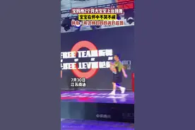 辣妈抱2月大婴儿激情热舞，怀里萌娃却一脸淡定：带娃热爱两不误。【来源@夏天的夏】