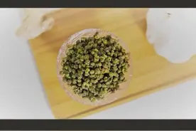 青色的”花椒“其实是#藤椒，做成#藤椒油，做菜的时候放一点，鲜香可口，还能#保肝#降脂，让人心情舒畅#健康#养生 @抖音短视频 视频封面