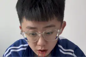 #北明嘲笑  当吃辣条时油溅到作业上怎么办