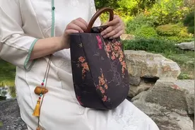 今天做了1只和旗袍绝搭的手腕包#香云纱包包 #新中式风 #手工包