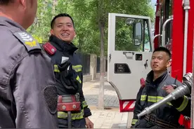消防员灭火后在路边用余水清洗，被大爷说水“开大点哇”#防灾减灾dou行动视频封面